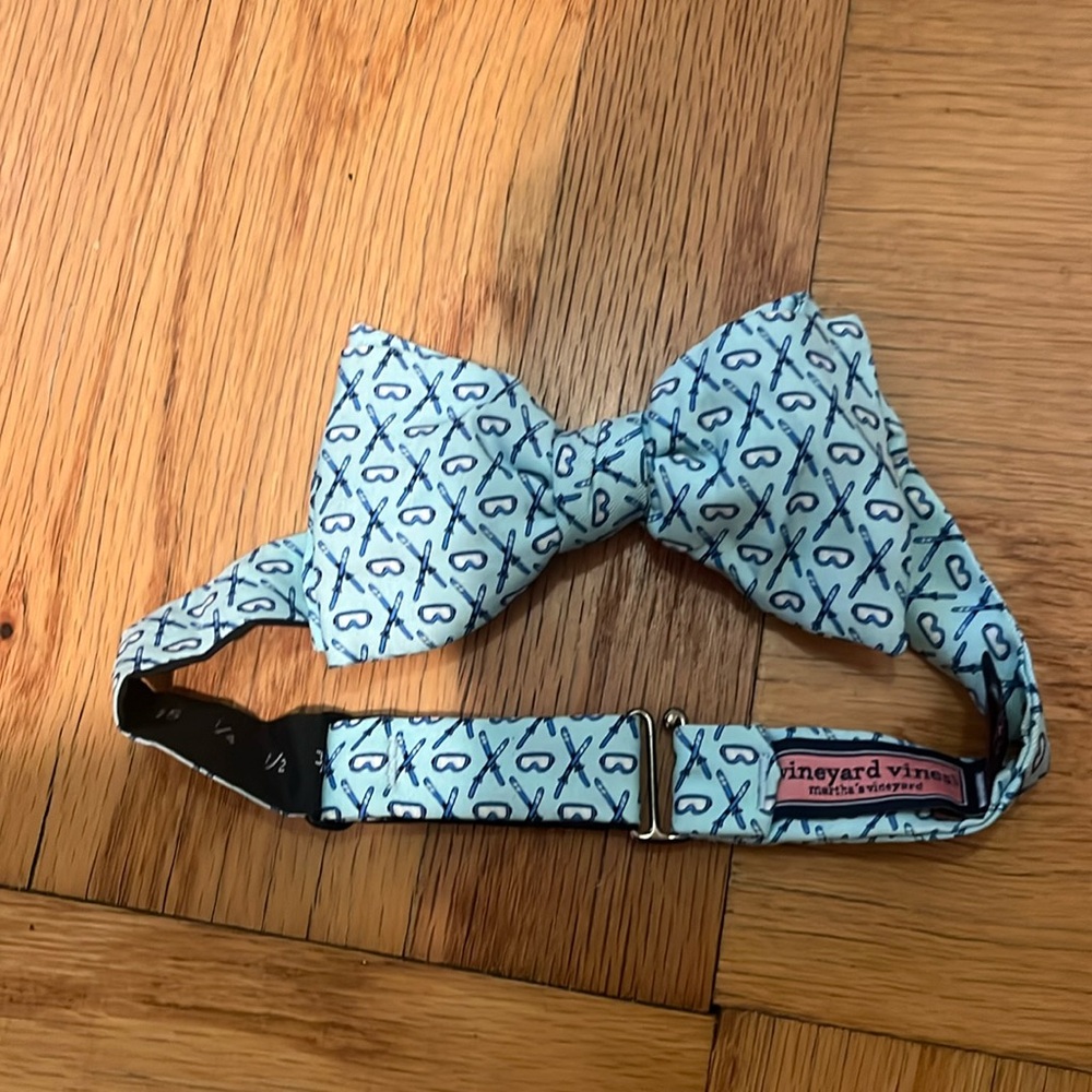 NWOT Vineyard Vines Ski motif 100% silk bow tie